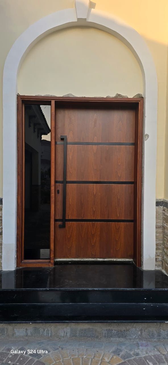 Arched entrance with mahogany door and sidelight, Jumeirah Golf Estates