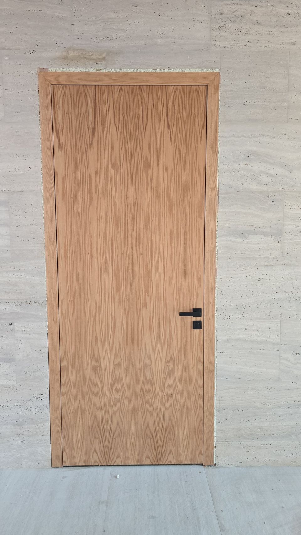 Oak Veneer Flush Door With Black Lever